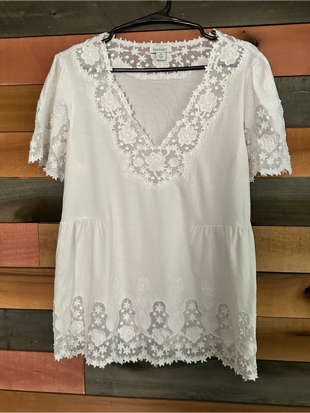 Sundance short-sleeve top featuring a V-neckline and intricate floral Lace - Picture 3 of 9